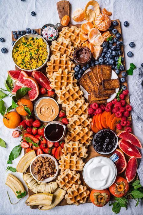 Pastry Breakfast Board, Break Fast Charcuterie Board, Waffle Bar Charcuterie Board, Fruit Brunch Board, Cute At Home Brunch Ideas, Brunch Aethestic, Brunch Vibes Aesthetic, Vegan Brunch Board, Mini Waffle Charcuterie Board