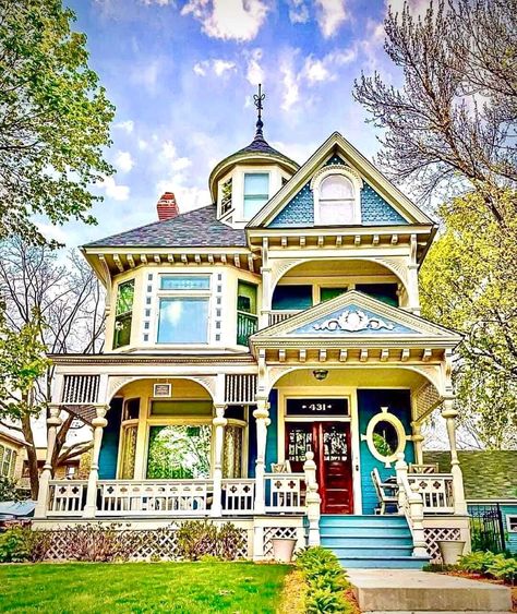 Victorian House Exterior Paint Colors, Victorian House Exterior Colors, Victorian Exterior Color Schemes, Victorian House Exterior, Victorian House Colors, Victorian Homes Exterior, Victorian Exterior, Exterior Color Schemes, Decor Shabby Chic