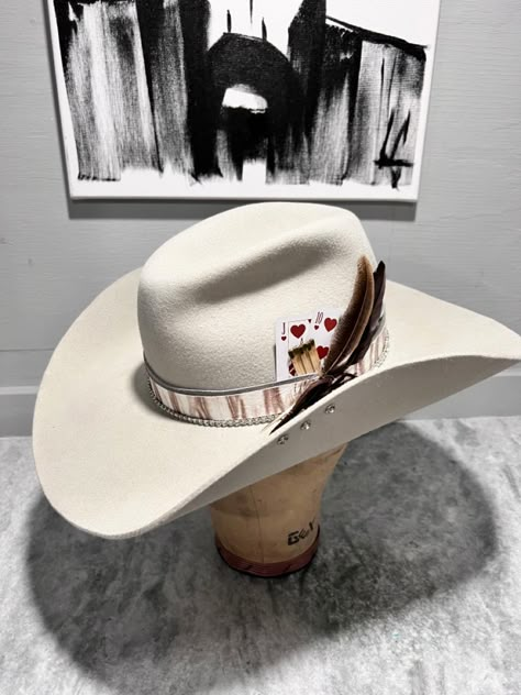 Kemosabe Hat Ideas, Personalized Cowboy Hat, Diy Cowgirl Hat Ideas Western, Cowgirl Hat Design, Custom Cowboy Hats Women, Custom Cowboy Hat Ideas, Custom Western Hats, Cowboy Hat Decorations Ideas, Cowboy Hat Decorating