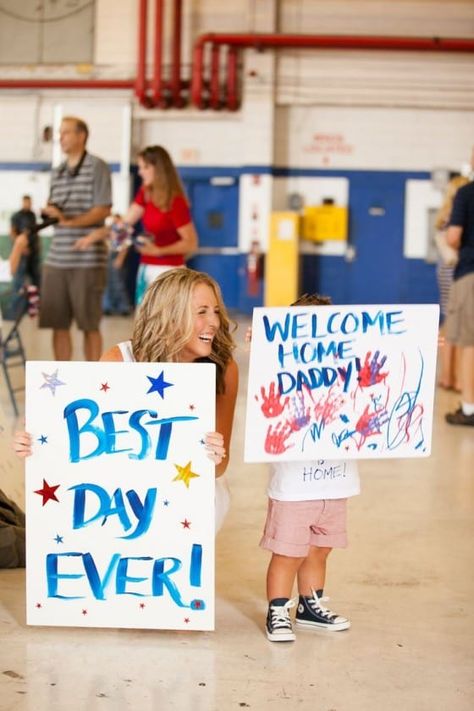 Deployment Posters, Welcome Home Signs For Military, Deployment Homecoming Signs, Welcome Home Ideas, Military Homecoming Signs, Military Welcome Home, Homecoming Signs, Military Dating, Deployment Homecoming