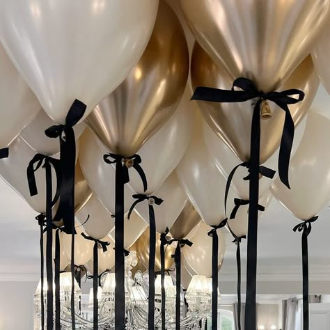 Black White Gold Party, Balloon Training, Gold Theme Party, 50th Birthday Balloons, Black Party Decorations, 30th Birthday Themes, White Party Decorations, Gold Birthday Decorations, Black And Gold Theme