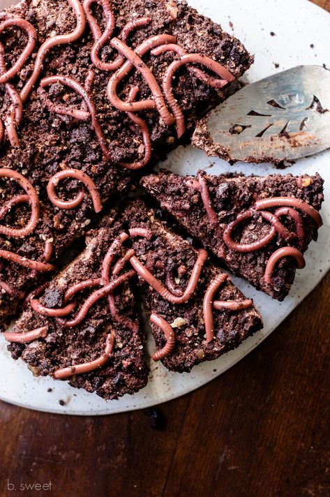 Dark Chocolate Pecan "Worms in Dirt" Mousse Tart — b. sweet Halloween Creepy Food, Creepy Halloween Treats, Halloween Supper Ideas, Halloween Baked Treats, Halloween Pastries, Jello Worms, Halloween Bakes, Worms In Dirt, Gross Halloween Foods