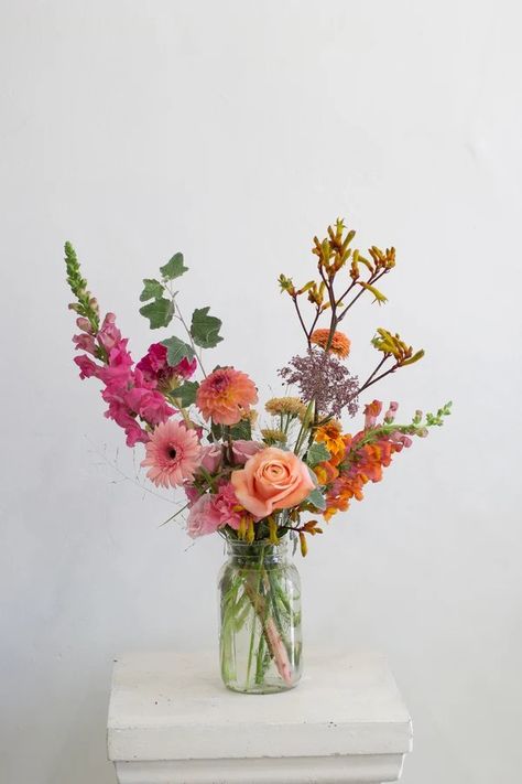 Simple Colorful Centerpieces, Flower Vase Home Decor, Large Wildflower Arrangements, Petite Flower Arrangements, Wild Flower Arrangements Centerpieces, Colorful Chuppah Flowers, Wildflower Arrangements Simple, Small Flowers Arrangements, Garden Flower Arrangements