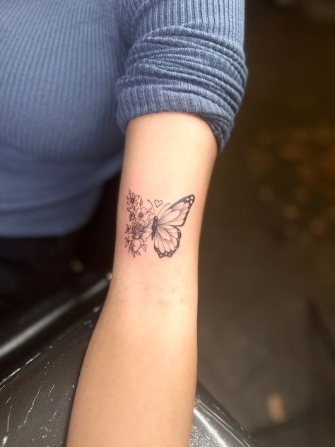 Tattoo half butterfly half flowers small dainty feminine Half Butterfly Half Heart Tattoo, Butterfly Tattoo Half Flowers, Butterfly Half Flowers, Half Butterfly Half Flower Tattoo, Half Butterfly Tattoo, Butterfly Flower Tattoo, Self Tattoo, Half Butterfly, Half Flower