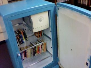 An old fridge turned into a book storage😀 Old Fridge, Country Style Magazine, Vintage Refrigerator, Washing Machine Drum, Teaching High School English, Upcycle Decor, Vintage Phones, Vintage Fans, Little Library