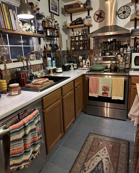 Cluttered Kitchen Aesthetic, Indie Kitchen, Chaotic Kitchen, Thrifted Kitchen, Grunge Room Ideas, Cluttered Home, Maximalist Kitchen, Ugly Kitchen, Ideas For Bloxburg