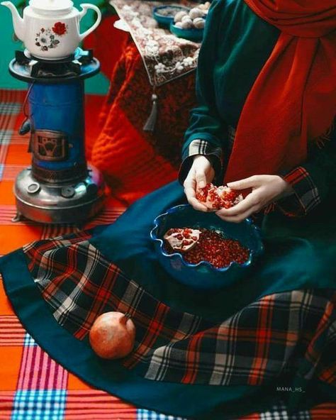 Persia Aesthetic, Yalda Night, Samsung Galaxy Wallpaper Android, Pomegranate Recipes, Pomegranate Art, Dessert Photography, Baby Boy Pictures, Fruit Photography, Instagram Inspiration Posts