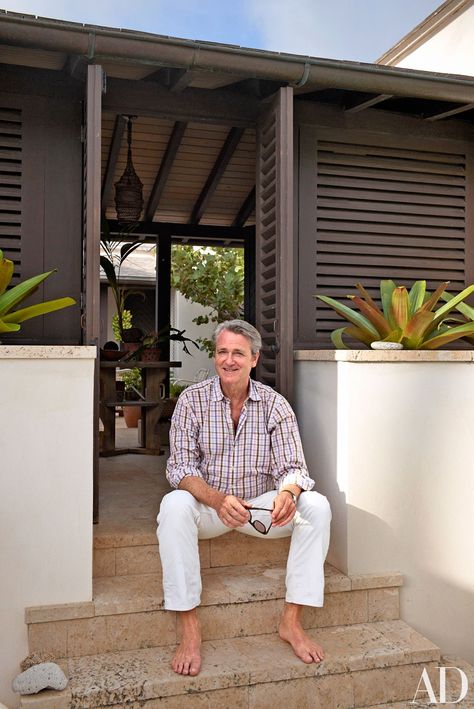 From an inspired sketch on a napkin, designer Tom Scheerer conjures an effortlessly chic getaway on a secluded Bahamian beach Beach House Architectural Digest, Tom Scheerer Interiors, Bahamas Shutters Exterior, Bahamas Interiors, Caribbean Homes Interiors, Caribbean Style Homes, Bahamas Villas, Tom Scheerer, Cali House