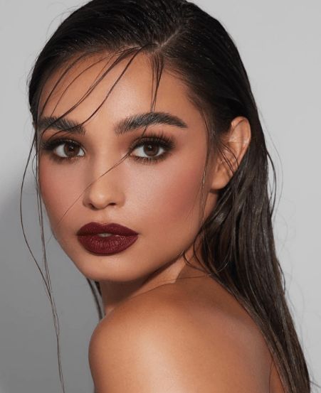 20 Fall Makeup Looks | Beauty Influencer Edition - Blush & Pearls Graduation Makeup Brown Eyes, Deep Winter Wedding Makeup, Make Up For Deep Winter, Dark Moody Makeup, Deep Autumn Makeup Looks, Soft Vampire Makeup, Wine Red Makeup, Deep Winter Aesthetic, Wine Makeup Look