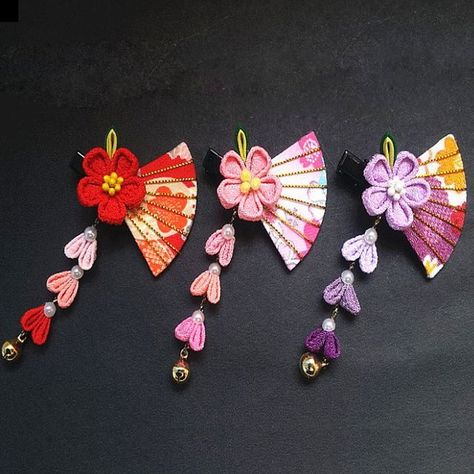 Japanese Kimono Accessories, Japanese Hairpin Kanzashi Flowers, Japanese Objects, Japanese Ornaments, Japanese Accessories, Kimono Accessories, Flower Kimono, Sakura Flowers, Traditional Japanese Kimono