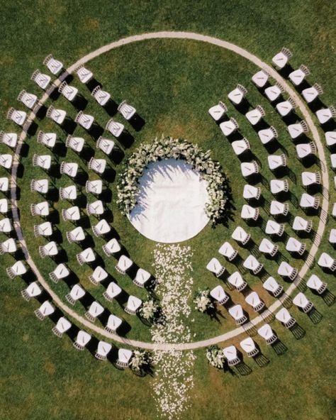 30 Fresh Ideas for Unique Aisle and Ceremony Seating Curved Wedding Seating, Unique Seating For Wedding Ceremony, Round Wedding Seating, Circle Aisle For Wedding, Creative Ceremony Seating, Wedding Ceremony In The Round, Wedding Chair Set Up Ceremony Seating, Diy Ceremony Seating, Outside Wedding Seating Ideas