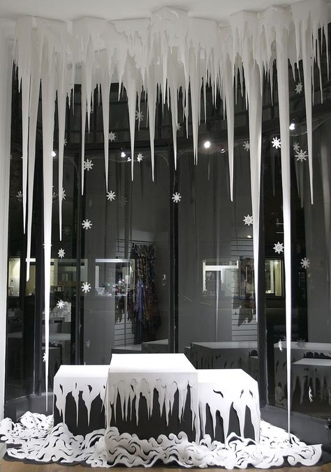 Paper Icicles, Schnee Party, Winter Wonderland-party, Christmas Window Decoration, Decoration Vitrine, Paper Installation, Frozen Christmas, Winter Wonderland Decorations, Christmas Window Display