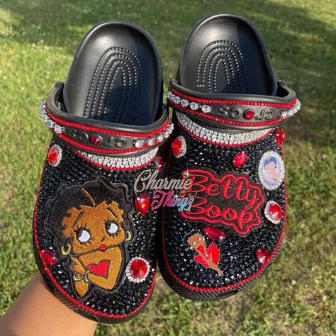 Cute Crocs Shoes Design, Decorated Crocs Shoes Charms, Diy Croc Design, Personalized Crocs Shoes, Crocs Shoes Design Ideas, Customized Crocs Ideas, Custom Crocs For Men, Custom Bubble Slides, Crocs Diy Ideas