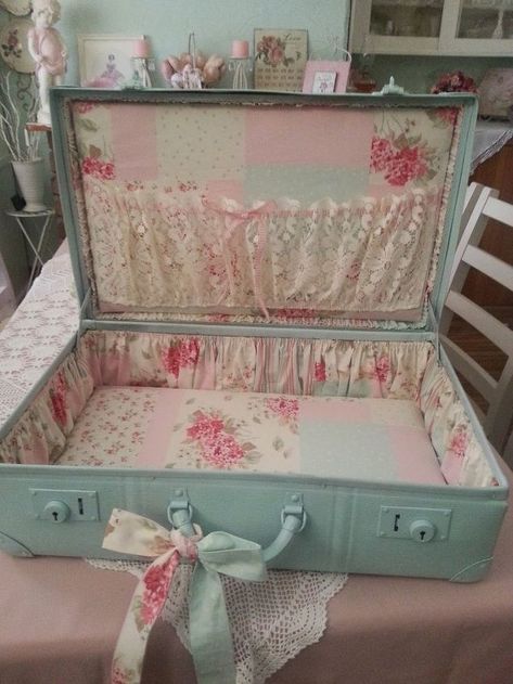 ~Shabby Suitcase Makeover~ - Perfect project for those old vintage cases. From drab to shab! This project was a labour of love because the su Shabby Chic Romantico, Shabby Chic Veranda, Camera Shabby Chic, Shabby Chic Diy Projects, Cocina Shabby Chic, Muebles Shabby Chic, Shabby Chic Baby, Decoration Shabby, Shabby Chic Living