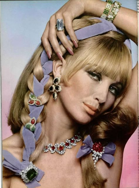 Jewelry Marketing, Patti Hansen, 60s Hair, Ad Photography, 1960 Fashion, 60s 70s Fashion, Lauren Hutton, 1960's Fashion, Van Cleef And Arpels