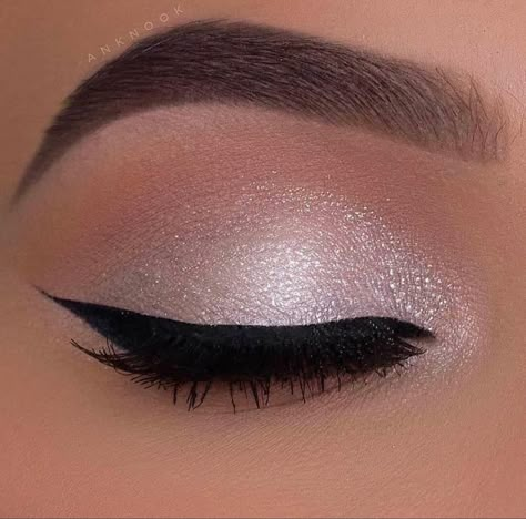 Sliver Makeup, Prom Makeup Silver, Silver Eyeshadow Looks, Black And Silver Eye Makeup, Silver Glitter Makeup, Silver Glitter Eye Makeup, White Eye Makeup, Silver Eyeliner, Black And White Makeup