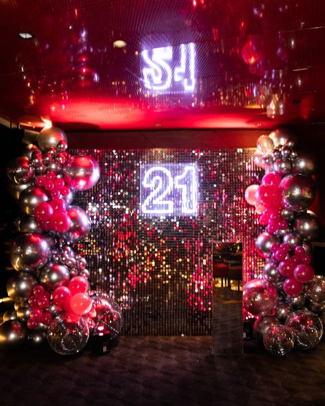 Pink & silver glam for Hajara's 21st Birthday ✨ Planning, decorating & DJ @feelgoodeventsmelbourne Photography @epgroup.co Balloons @belleballoons Glam 21st Birthday, 21 Birthday Theme, Disco Dinner Party, 21st Birthday Themes, Hippie Birthday, Pink Disco, 21st Birthday Ideas, Disco Style, Party Expert