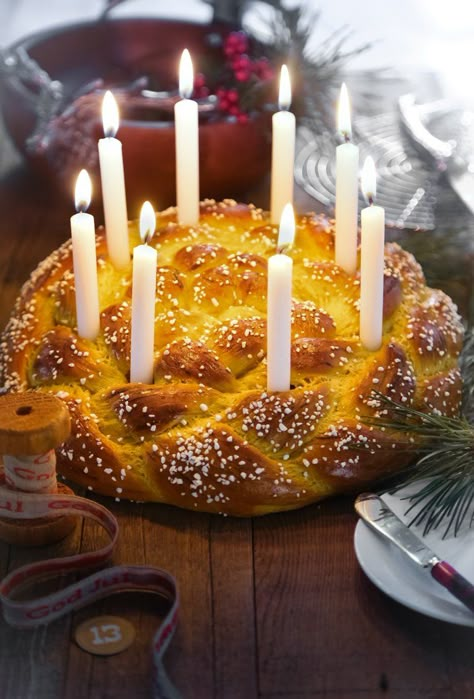 Scandi Food, Saffron Bread, Swedish Christmas Food, Swedish Bread, Hard Bread, St Lucia Day, Nordic Recipe, Biscuits Recipes, Swedish Traditions