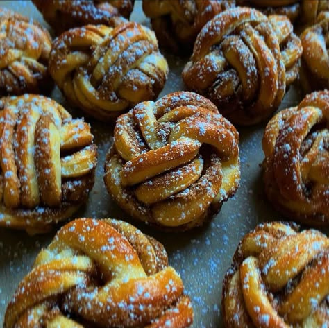 Knot Cinnamon Rolls, Cinnamon Rolls Shapes, Norwegian Cinnamon Knots, Cardamon Buns Recipe, Braided Cinnamon Buns, Braided Cinnamon Roll Knots, Cinnamon Knots Recipes, Braided Cinnamon Roll, Cinnamon Roll Shapes