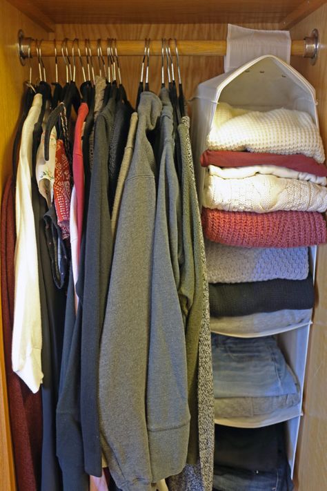 College Wardrobe Organization, Dorm Room Wardrobe, Tiny Wardrobe Organization, Realistic Dorm Room, Dorm Wardrobe Organization, Dorm Wardrobe, Unc Dorm, College Closet Organization, College Dorm Closet