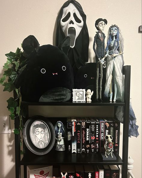 Goth Shelf, Corpse Bride Tim Burton, Goth Bedroom Ideas, Goth Houses, Horror Room, Gothic Decor Bedroom, Goth Bedroom, Gothic Room, Dark Home Decor