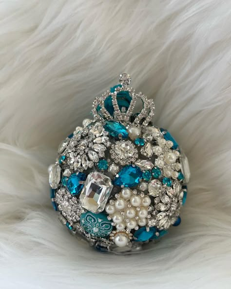 Bejeweled Christmas Ornaments, Rhinestone Christmas Ornaments, Bling Ornaments, Jeweled Trees, Jewelry Tree Craft, Jeweled Christmas Ornaments, Jeweled Ornaments, Christmas Jewelry Diy, Jewelry Craft Ideas