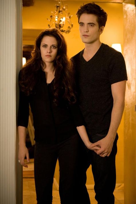 New Bella & Edward #BD2 still. Bella Y Edward, Twilight Bella And Edward, Billy Burke, Twilight Saga Breaking Dawn, Vampire Twilight, Twilight Quotes, Twilight Saga Series, Robert Pattinson Twilight, Twilight Memes