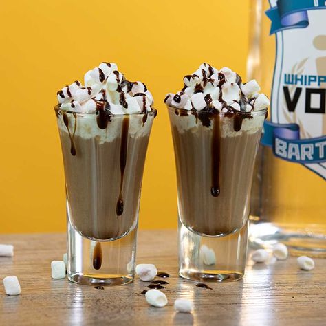 Hot Chocolate Shots, Vodka Hot Chocolate, Alcoholic Hot Chocolate, Holiday Dessert Drinks, Bourbon Hot Chocolate, Dessert Cocktails, Easy Holiday Dessert, Chocolate Vodka, Dream Dessert