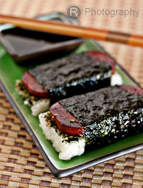 Musubi Spam, Spam Musubi Recipe, Musubi Recipe, Chamorro Food, Koreansk Mad, Chamorro Recipes, Spam Recipes, Spam Musubi, Hawaiian Dishes