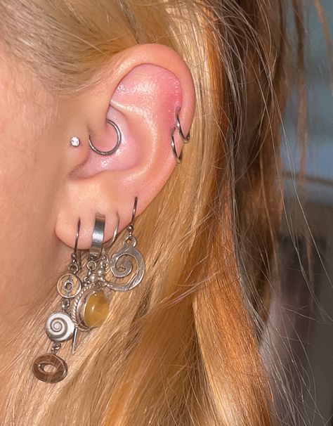 Piercings Ear Grunge, Row Of Ear Piercings, Elevated Lobe Piercing, Daith Tragus Helix Piercing, Pretty Piercings For Women, Ear Piercing Styling Silver, Earring Stacking Ideas, Silver Earring Ideas, Ear Piercings Sliver