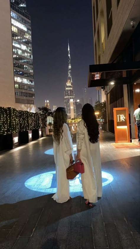 Nightlife Wallpaper, Khaleeji Abaya, Khaleeji Lifestyle, Dubai Nightlife, Khaleeji Aesthetic, Dubai Trip, Dubai Women, Arabian Princess, Dubai Outfits