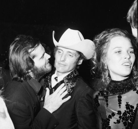 Jack Nicholson and Dennis Hopper at an Academy Awards after party in Los Angeles, California, April 1970. Singer Michelle Phillips stands in the foreground. –Photo by Max Miller/Fotos International/Getty Images Michelle Philips, Ron Woods, Dennis Hopper, Liza Minnelli, Jack Nicholson, Carrie Fisher, Studio 54, Photo Vintage, Famous Faces