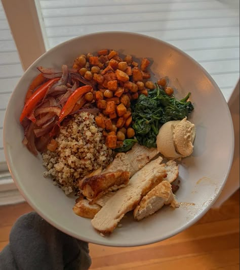 Quinoa Chicken Bowl, Chicken Quinoa Bowl, Couscous Bowl, Quinoa Bowls, Garbanzo Salad, Hummus Bowl, Quinoa Dishes, Lunch Inspiration, Quinoa Bowl