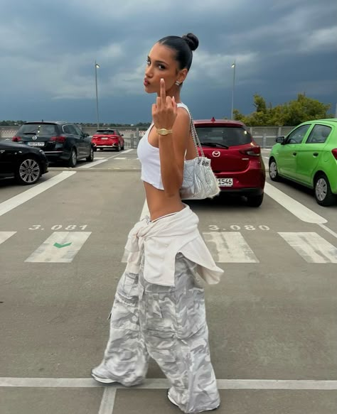 Light Camo Pants Outfit, White Camo Pants Outfit, White Camo Pants, Camo Cargo Pants Outfit, Camo Pants Outfit, Rich Outfits, Cargo Outfit, Classy Skirts, Madison Bailey