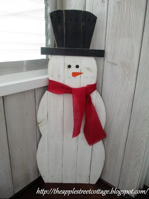 It's still winter, so the snowman is great for the front porch. Pallet Snowman Diy, Porch Snowman, Diy Wood Snowman, Diy Snowman Crafts, Pallet Snowman, Pallet Wood Christmas, Snowman Diy, Snowman Crafts Diy, Wood Snowman