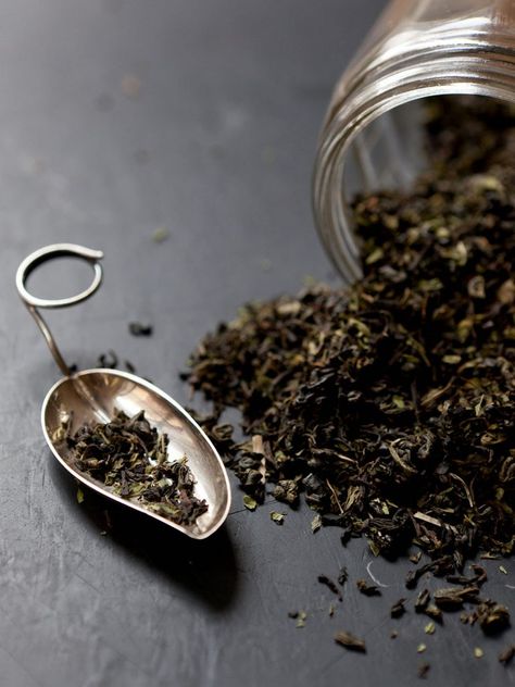 Tea Photography, Black Tea Leaves, Magia Das Ervas, Tea Love, Perfect Cup Of Tea, Dried Herbs, Love Tea, Oolong Tea, Tea For Two