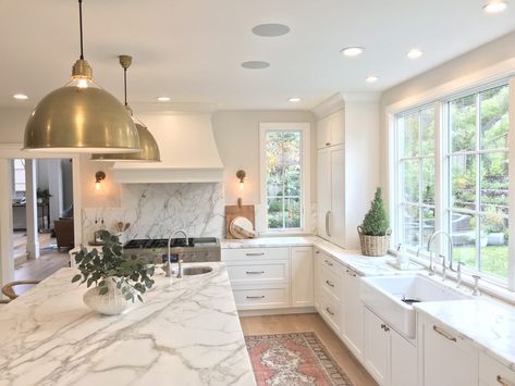 California Kitchen | White + Gold Design – Timeless,Thoughtful,Interior,Design Kitchen White Gold, Kitchens With No Upper Cabinets, No Upper Cabinets Kitchen, California Aesthetic Home, Kitchen With No Upper Cabinets, Kitchen No Uppers, Kitchen No Upper Cabinets, No Upper Cabinets, California Kitchen