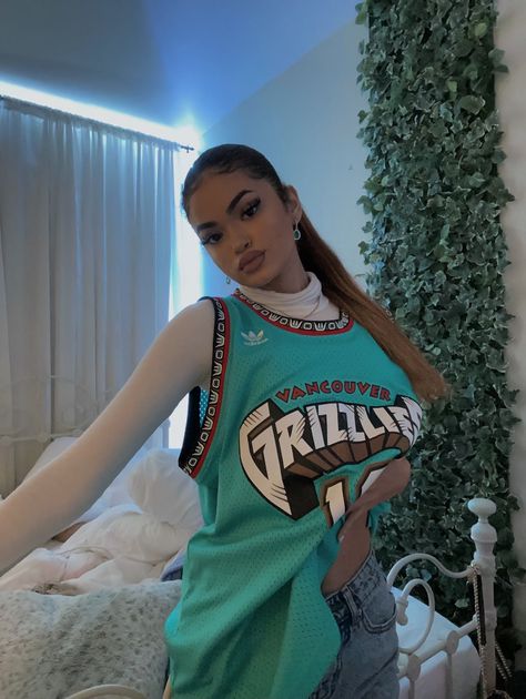 Cute Basketball Jersey Outfit, Basketball Fashion Women, Jersey Fashion Women, Jersey Styles For Women, Outfits With A Jersey, Style Basketball Jersey Women, Basketball Jersey Outfit Women Winter, How To Style Basketball Jerseys, Baddie Jersey Outfits