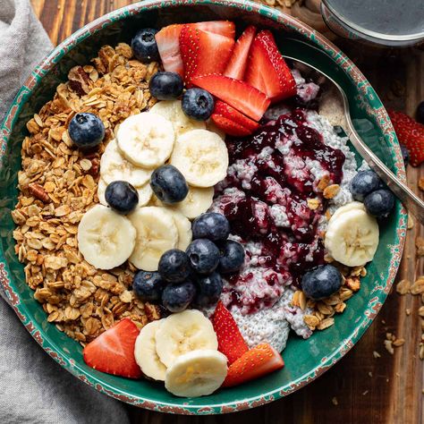 First Watch Chia Pudding Bowl (Superfood Recipe) Chia Pudding Coconut, Chia Pudding Bowl, Chia Pudding Coconut Milk, Superfood Bowl Recipes, Pastry Savory, Chia Pudding Breakfast, Superfood Bowl, Breakfast Recipes Quick, Quick And Easy Breakfast Recipes