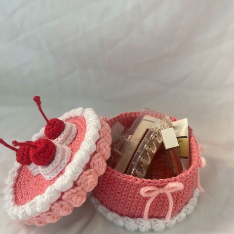 when ur storage/jewellery box looks this cute that you just want to eat ‘em up! 🍰🍓🧁🍒💄💋 . . 🏷️ #crochet #cakebox #crochetcake #jewellerybox #pink #crochetersofinstagram #crochetlove #loveforpink🎀 #crochetinspiration Crochet Projects Basket, Chroshay Ideas, Cute Crochet Basket, Crochet Ideas Useful Things, Crochet Cake Box Free Pattern, Cake Box Crochet, Crochet Small Items, How To Crochet A Basket, Crochet Gift Ideas For Mom