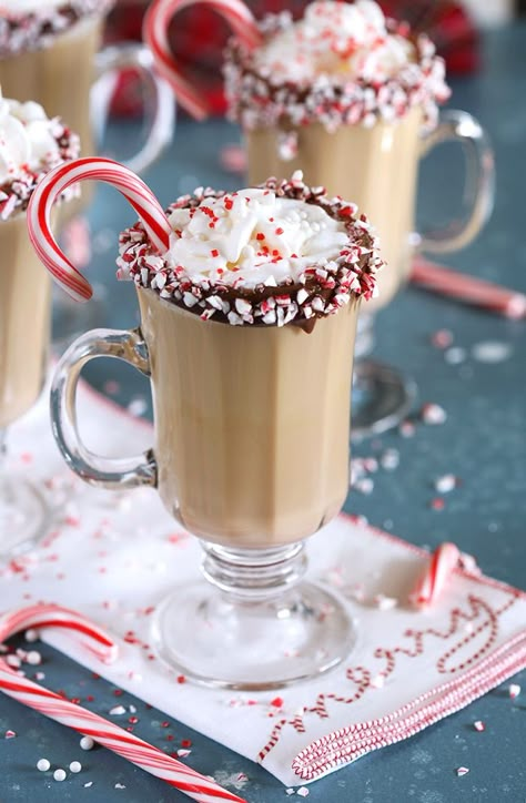 Christmas Coffee Drinks, Holiday Coffee Drinks, Mocha Coffee Recipe, Peppermint Mocha Coffee, Homemade Peppermint Mocha, Christmas Drinks Alcohol Recipes, Christmas Drinks Alcohol, Drinks Recipe, Mocha Coffee