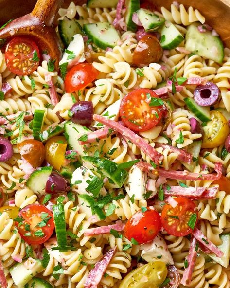 Easy Vacation Meals, Easy Cold Pasta Salad, Easy Bbq Side Dishes, Easy Italian Pasta Salad, Salad Appetizer Cups, Resep Pasta, Salads For A Crowd, Pasta Italiana, Resep Salad