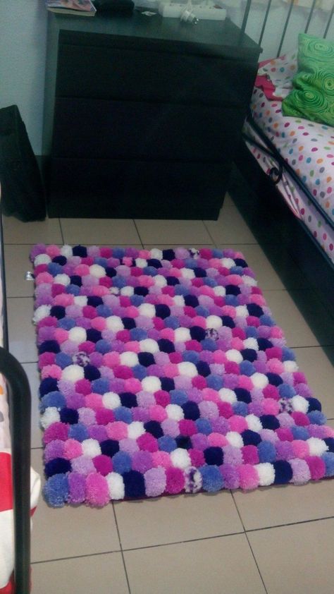 Make Your Own Adorable Pompom Rug in 6 Brilliant Steps! Pom Pom Rug, Diy Projektit, Diy Pom Pom, Pom Pom Crafts, Diy Carpet, Diy Rug, Crochet Rug, Rag Rug, Diy Home Crafts