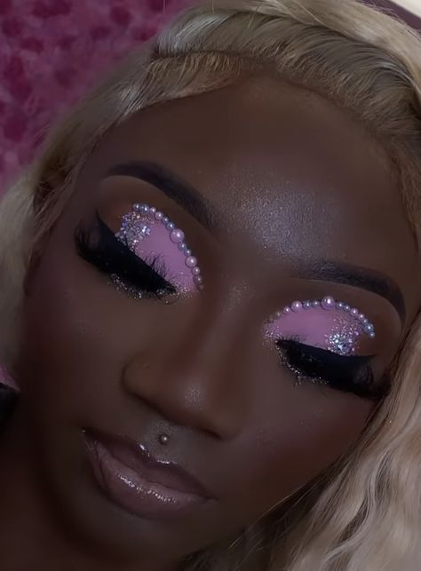 Pink Birthday Makeup Looks, Eyeshadow Looks With Glitter, Pink Glitter Makeup Looks, Full Glam Makeup Looks Glitter, Pink And Silver Makeup, Makeup Looks Birthday, Prom Makeup Pink, Pink Prom Makeup, Pink Glam Makeup