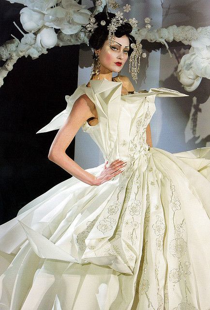 John Galliano, Dior couture s/s 2007 | Flickr - Photo Sharing! Kate Moss Wedding Dress, Mode Origami, Dior Wedding Dresses, Kate Moss Wedding, Galliano Dior, Dior By John Galliano, Haute Couture Wedding Dress, Origami Dress, Origami Fashion