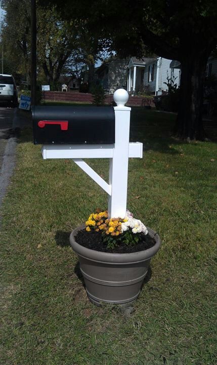 No more snapped or rotted mailbox posts! Flower pot, cement, and a plastic post kit from Lowe's. Put a few holes under the rim of the pot for drainage. Flower Pot Mailbox Ideas, Mailbox In Flower Pot, Garden Mailbox For Tools, Mailbox Curb Appeal, Modern Mailbox Diy, House Numbers Ideas, Diy Mailbox Ideas, Outdoor Diy Ideas, Mailbox Diy