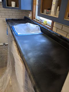 $200 DIY Epoxy Countertops Black Glitter Countertop, Black And Gold Epoxy Countertop, Black Epoxy Countertop Kitchens, Black Epoxy Countertops, Black Epoxy Countertop, Countertop Redo Cheap, Epoxy Counters, Spray Paint Countertops, Grey Counter Tops