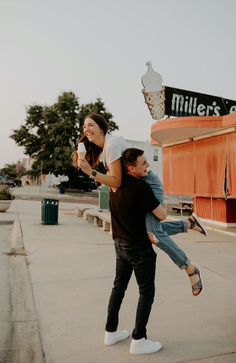 Couple Ice Cream Pictures, Ice Cream Family Photoshoot, Ice Cream Couple Aesthetic, Ice Cream Couple Photoshoot, Ice Cream Date Photoshoot, Couples Eating Together, Ice Cream Date Couple, Ice Cream Engagement Photos, Ice Cream Shop Photo Shoot