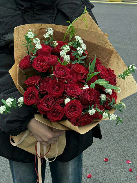 30 Roses Bouquet, Red Bouquet Aesthetic, Red Rose Bouquet Aesthetic, Valentines Day Flowers Bouquet, Valentine’s Day Floral Arrangements, Dark Red Roses Aesthetic, Red And Green Bouquet, Red And White Bouquet, Christmas Flower Bouquet