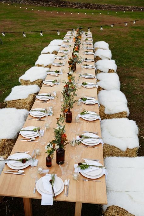 Idea - long sheets of plywood & sawhorses Farm To Table Dinner, Farm Dinner, Harvest Dinner, Long Table Wedding, Deco Champetre, Fest Temaer, Dinner Party Decorations, Fall Dinner Party, Outdoor Dinner Parties